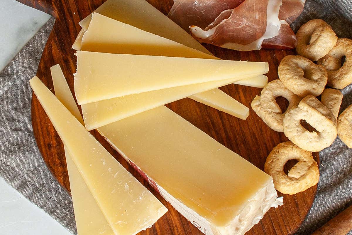 Montasio Dop &pound;$Sul tagliere dei formaggi...$&pound; Formaggio di Fossa di Sogliano, Montasio, Mozzarella di Bufala Campana