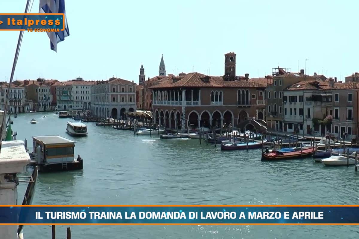 Il turismo traina la domanda di lavoro a marzo e aprile