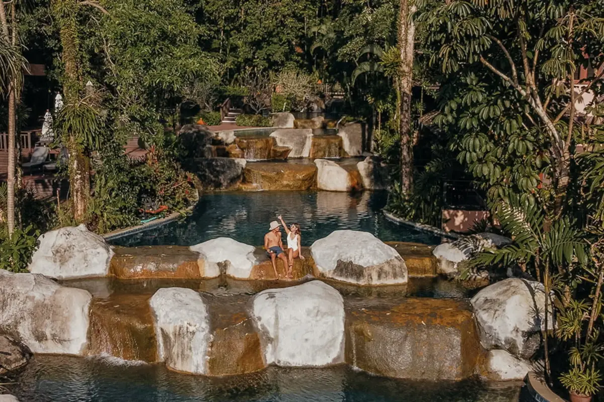 La cascata del Khaolak Merlin Resort (foto sito) Soggiorno al Kaholak Merlin Resort dove il lusso è sostenibile
