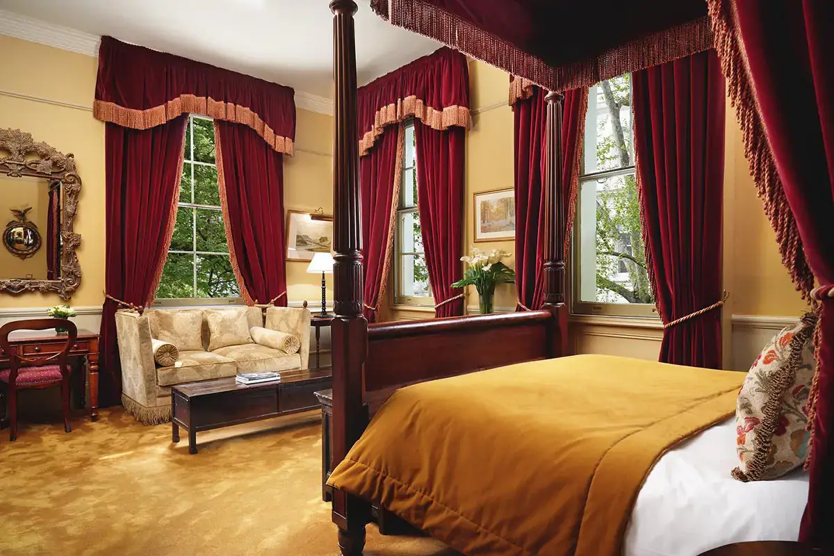 Una delle stanze del The Gore London A Londra, Starhotels riapre le porte del The Gore: gioiello british e ospitalit&agrave; italiana
