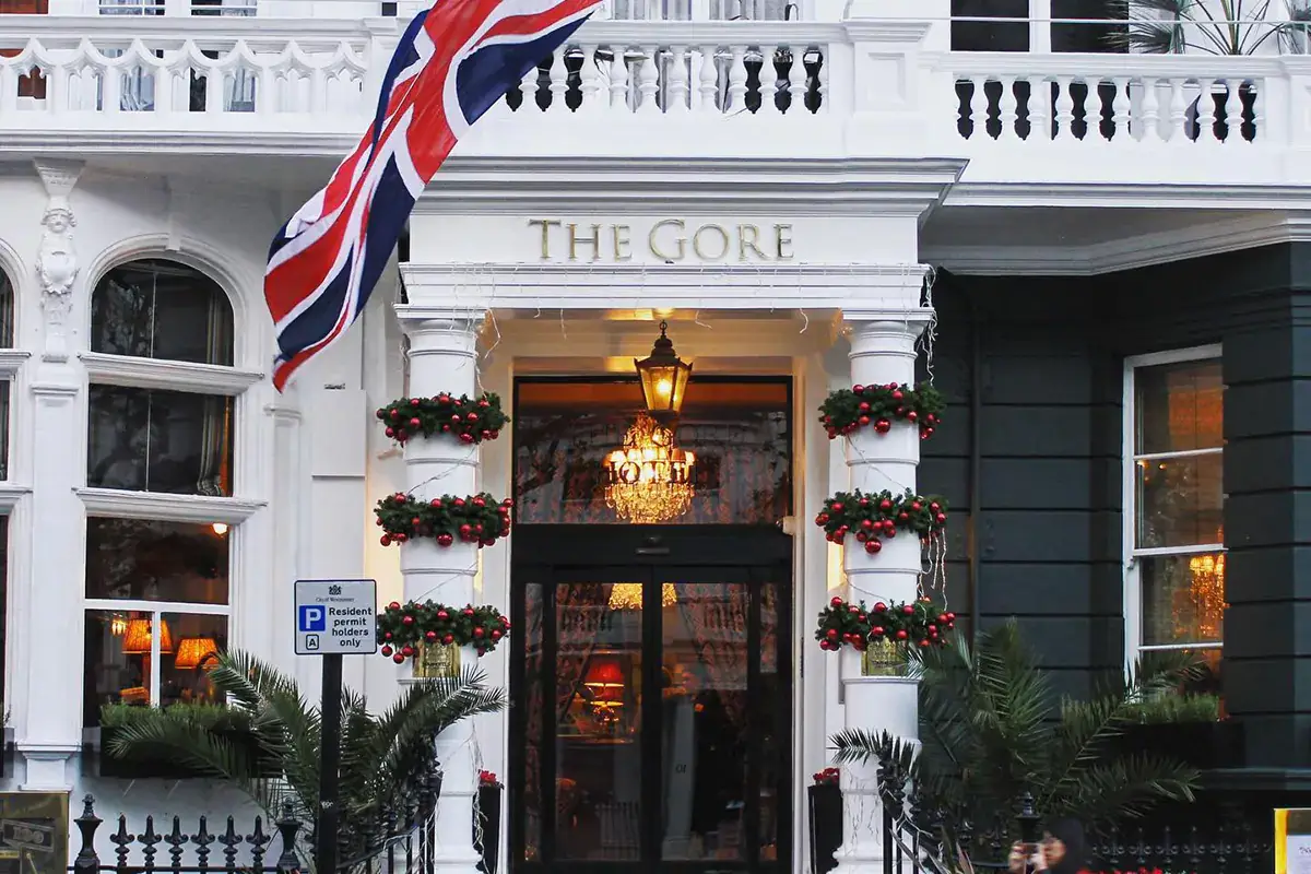 L'entrata del The Gore London A Londra, Starhotels riapre le porte del The Gore: gioiello british e ospitalit&agrave; italiana