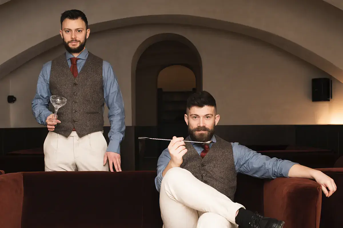 I bartender Mirko Maurello e Giuseppe Pisaniello The Lodge apre a Napoli con un lista cocktail ispirati ai grandi personaggi della storia