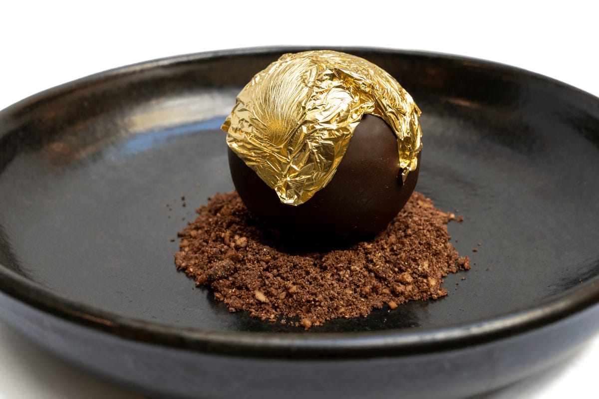 Sfera di cioccolato Non solo cibo: nel menu di The Manzoni c’è anche l’arredo