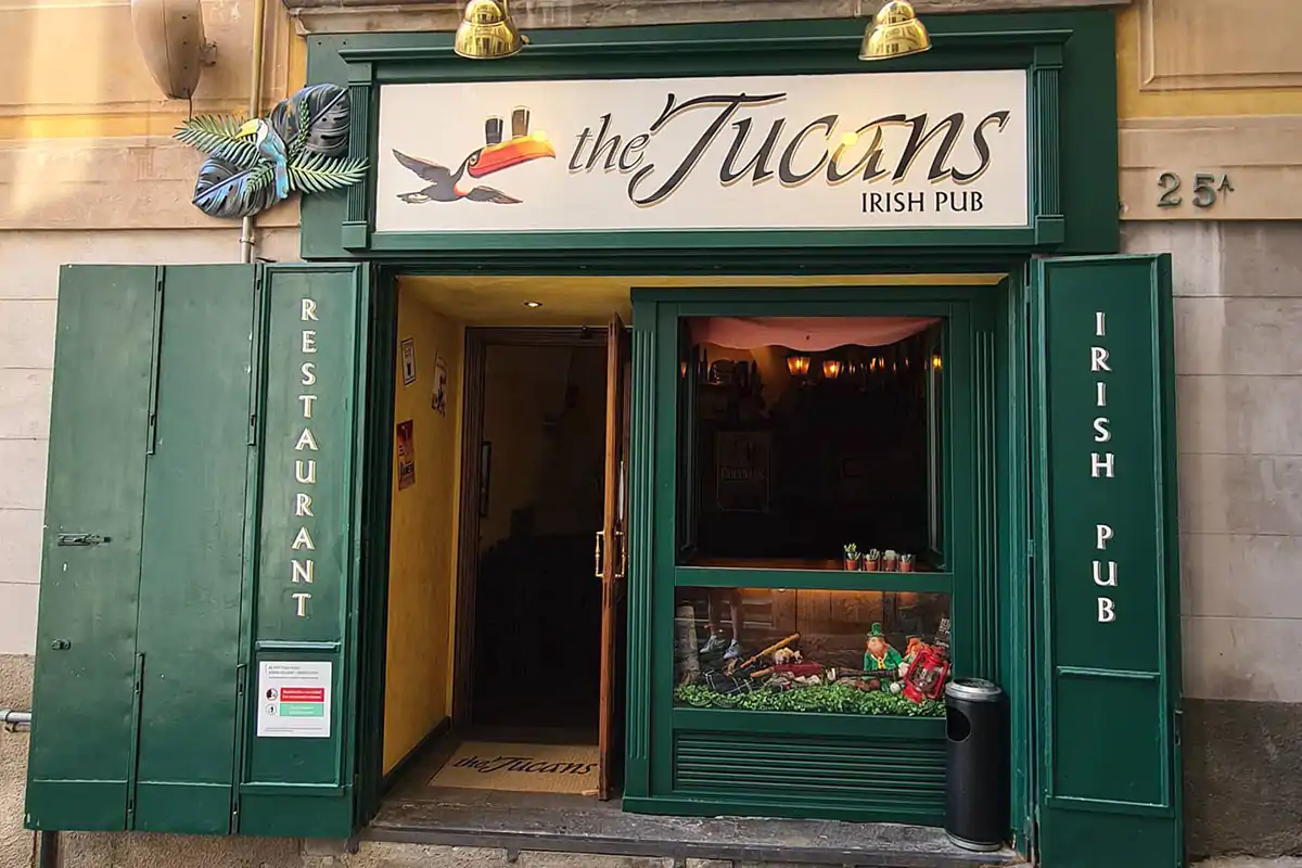 L'entrata del Tucan's Pub Altro che Atalanta-Juve, la sfida &egrave; trovare personale per bar e pub