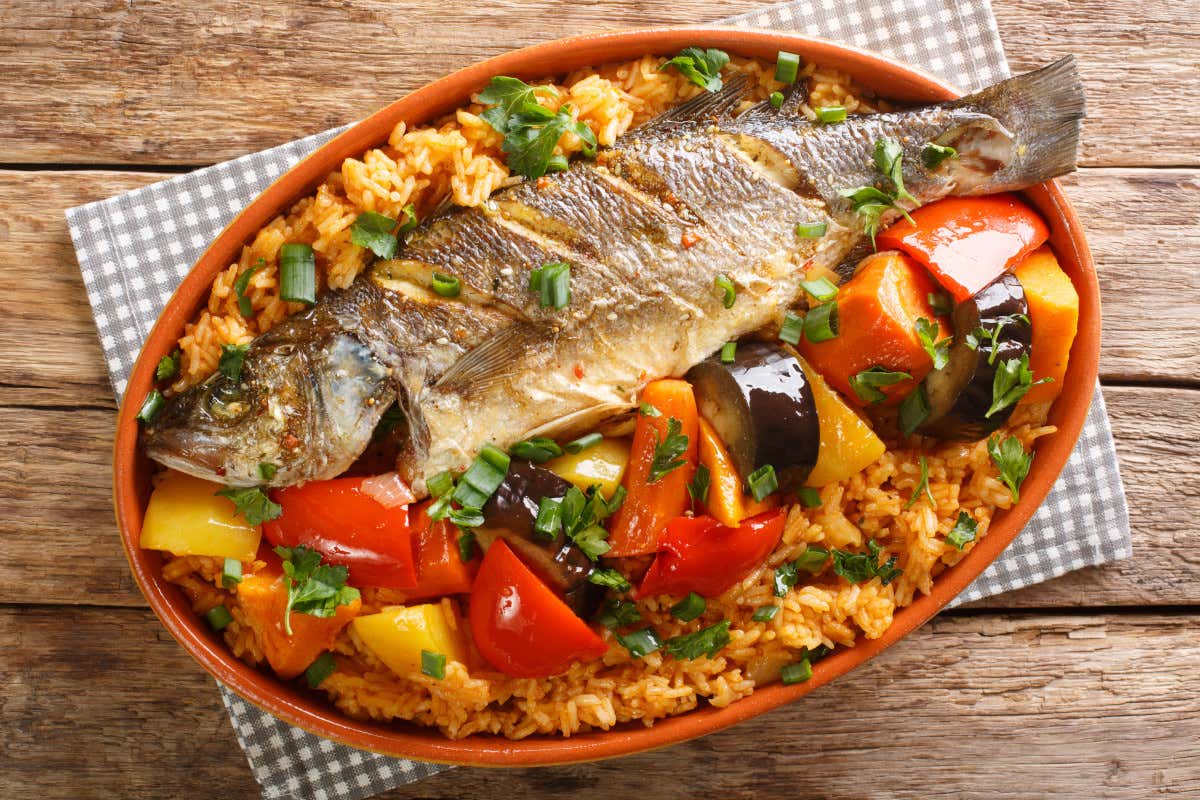 Pesce, riso e verdure sono gli ingredienti principali del thiéboudienne