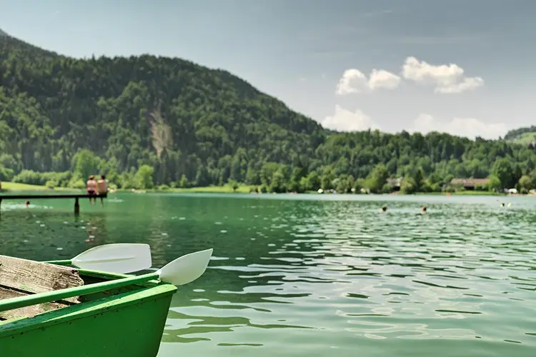 Yoga sulle sponde del magico Thiersee. Fonte: tvbkufsteinerland Yoga e meditazione in vacanza? Ecco gli indirizzi pi&ugrave; spettacolari
