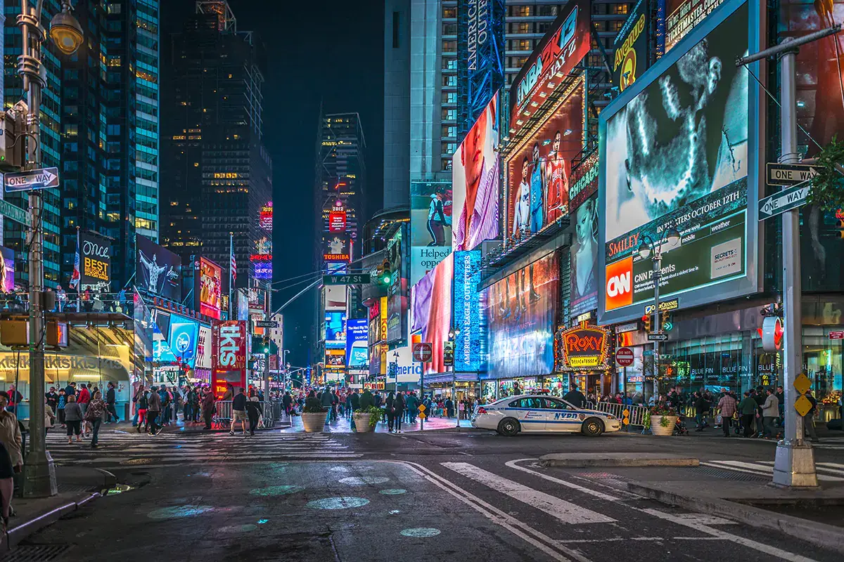 Time Square a New York Anche News York si prepara a introdurre il green pass per i ristoranti