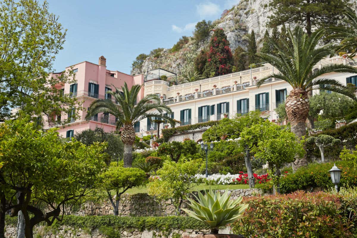 Grand Hotel Timeo, vista dal giardino Grand hotel Timeo, tutto il il bello e il buono a Taormina