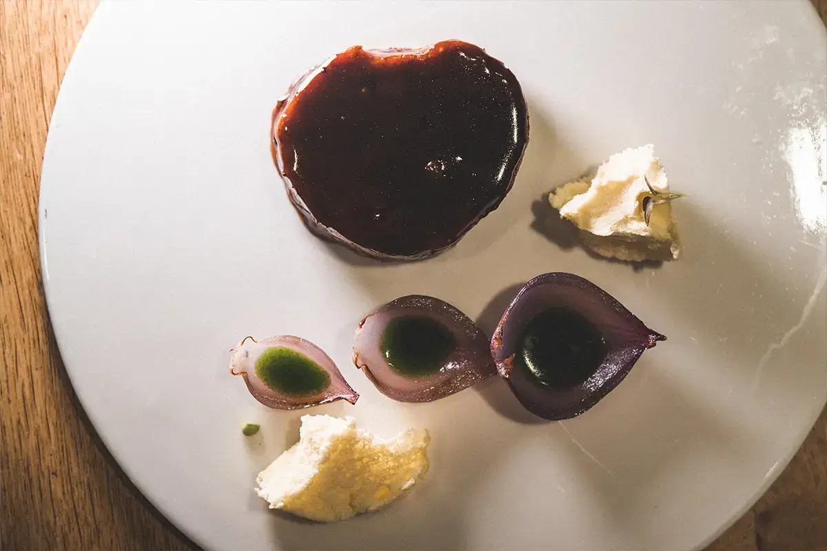 Timido con carattere | Royale di agnello cotto a bassa temperatura con pan di spagna al Grana Padano Dop oltre 20 mesi, cipolle e cicoria Viva! &ldquo;Nati per Stare insieme&rdquo; torna a Milano