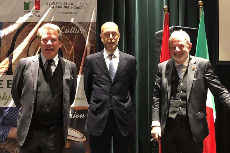 Gioacchino Bonsignore, Alberto Cutillo e Alberto Lupini (Tipicità arriva in Albania Il cibo ambasciatore dell’italianità) Gioacchino Bonsignore, Alberto Cutillo e Alberto Lupini(Tipicità arriva in Albania Il cibo ambasciatore dell’italianità)