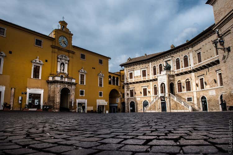 Appuntamento domenica al Teatro dell'Aquila di Fermo (Tipicit&agrave;, il tour nelle Marche Si chiude con Ruffini a teatro)