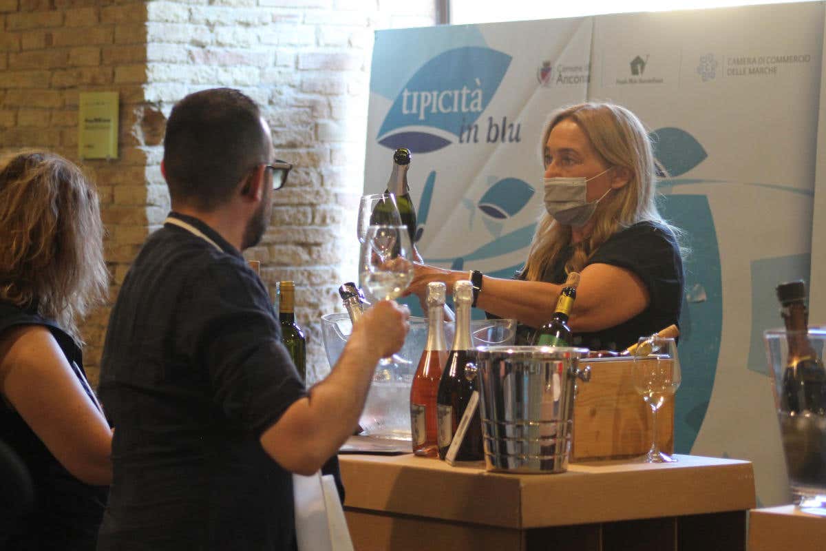 A Tipicità in blu si potranno anche provare i vini ribelli Tipicità in blu ad Ancona il festival in cui il mare incontra le persone
