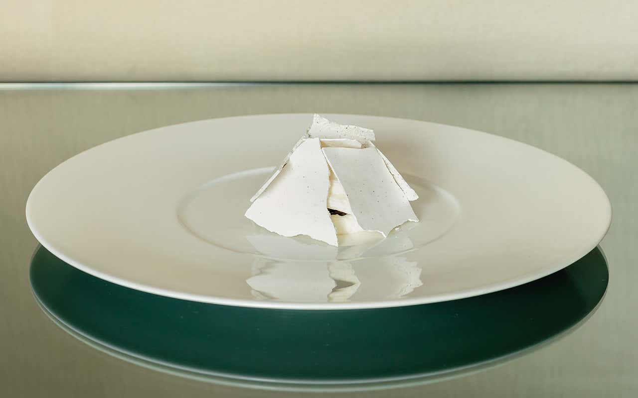 Tiramisù bianco meringa al caffè. Foto: Simona Bruno Armani Hotel Milano compie 10 anni e festeggia con i piatti cult del decennio