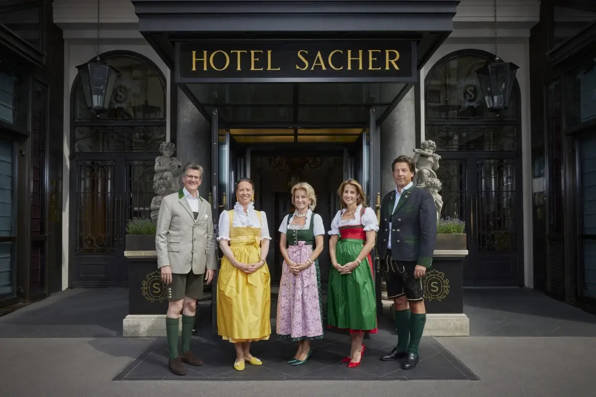 L'ingresso dell'Alpin resort Sacher con la famiglia Guertler, (Matthias Winkler Jakob Gsoellpointner) Relax e benessere, i nuovi alloggi in Tirolo per la stagione invernale