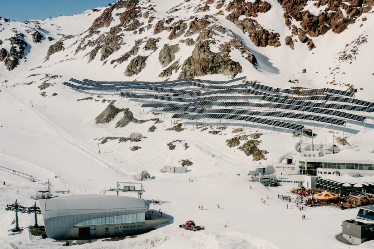 L'impianto fotovoltaico che alimenta l'impianto di risalita In Tirolo la vacanza è smart e sostenibile