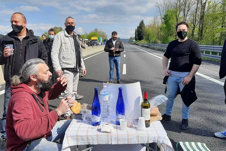 I manifestanti hanno inscenato un pranzo all'aperto sulla corsia autostradale con tanto di tavolo apparecchiato Fonte La Repubblica Firenze Altra protesta sull’A1, ristoratori: «Discriminati dal Governo»