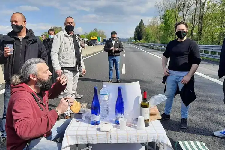 I manifestanti hanno inscenato un pranzo all'aperto sulla corsia autostradale con tanto di tavolo apparecchiato Fonte La Repubblica Firenze Altra protesta sull&rsquo;A1, ristoratori: &laquo;Discriminati dal Governo&raquo;