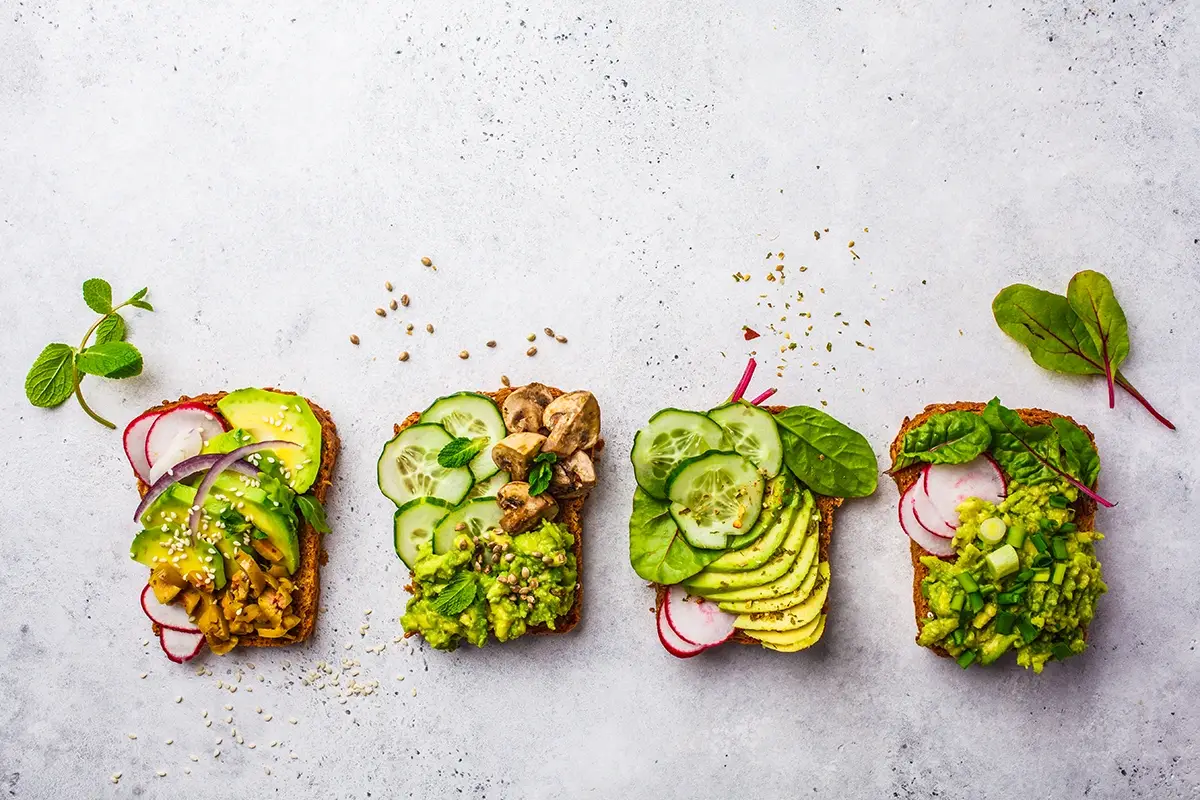 Un toast all'avocado &egrave; un perfetto spuntino L&rsquo;importanza degli spunti! Ecco sei snack sani