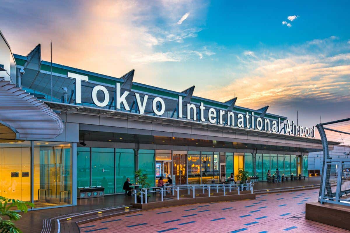 Tokyo Haneda Tokyo aereo di linea in fiamme: evacuati oltre 300 passeggeri