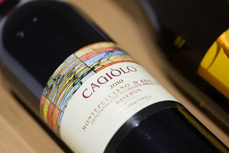 Cantina Tollo, in vigna da 60 anni 180 giovani artisti la interpretano