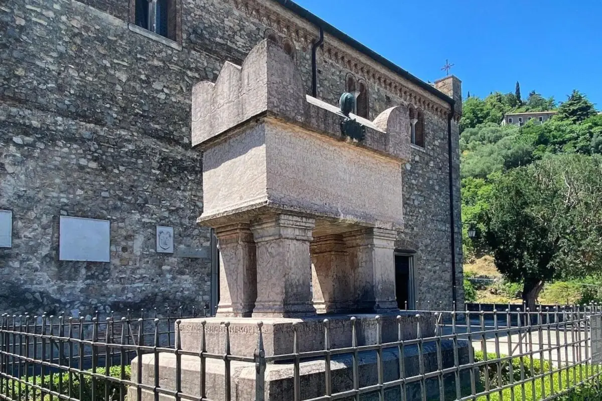 La tomba di Petrarca &ldquo;Calici di Stelle&rdquo; ad Arqu&agrave; Petrarca: un antico vitigno accanto alla tomba del poeta