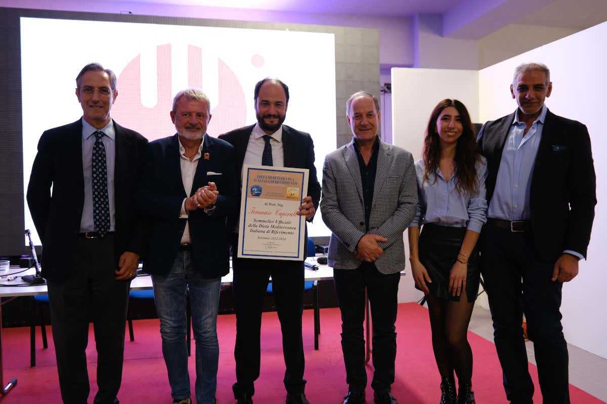 Tommaso Caporale, al centro, a cui &egrave; stato conferito il titolo di Sommelier Ufficiale della Dieta Mediterranea Italiana&nbsp; 