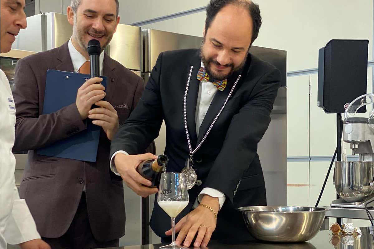 Il sommelier Tommaso Caporale, in arte Mister Bollicine I dolci italiani e l’abbinamento perfetto? I consigli di Mister Bollicine