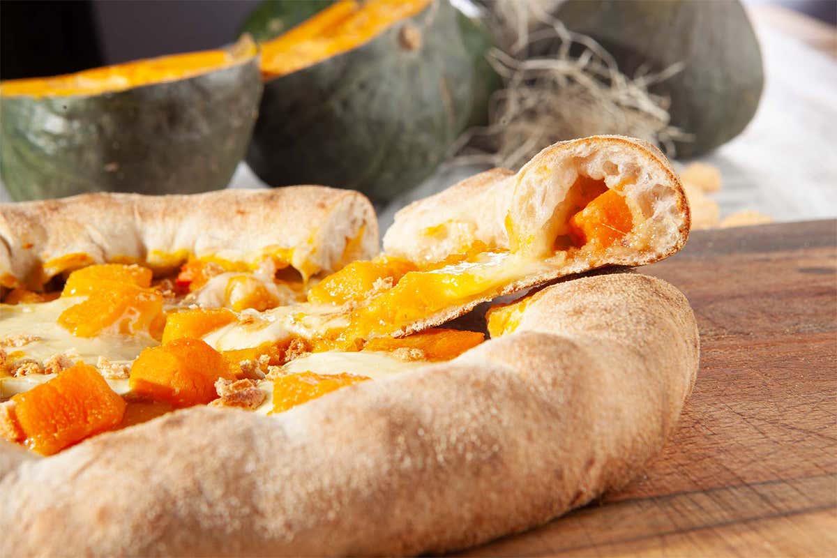 Pizza tonda zucca e amaretti Pizza tonda zucca e amaretti