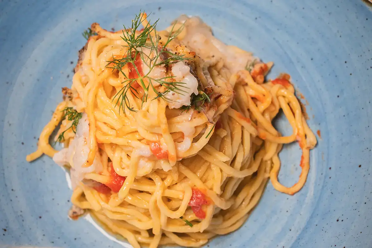 Tonnarelli con canocchie, pomodori alla vaniglia e arancia Semplice, fresca e stagionale la cucina di Fuorinorma è a misura di sostenibilità