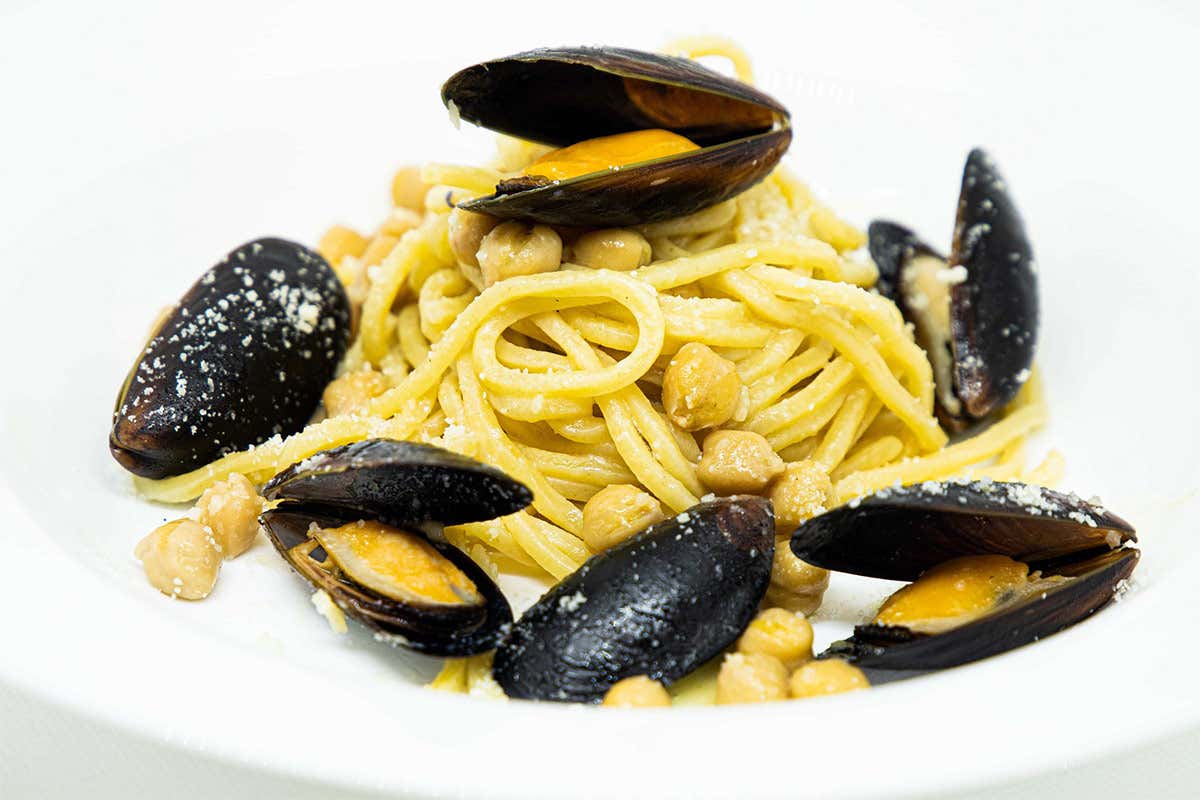 Tonnarelli freschi con ceci, cozze e Pecorino Romano Dop
