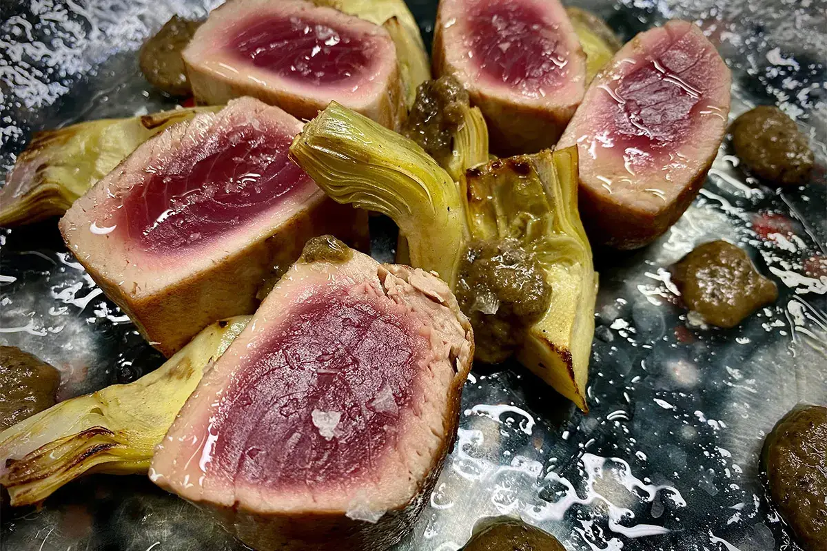 Filetto di tonno scottato con carciofi saltati e tapenade di olive taggiasche Filetto di tonno con carciofi saltati e tapenade di olive taggiasche