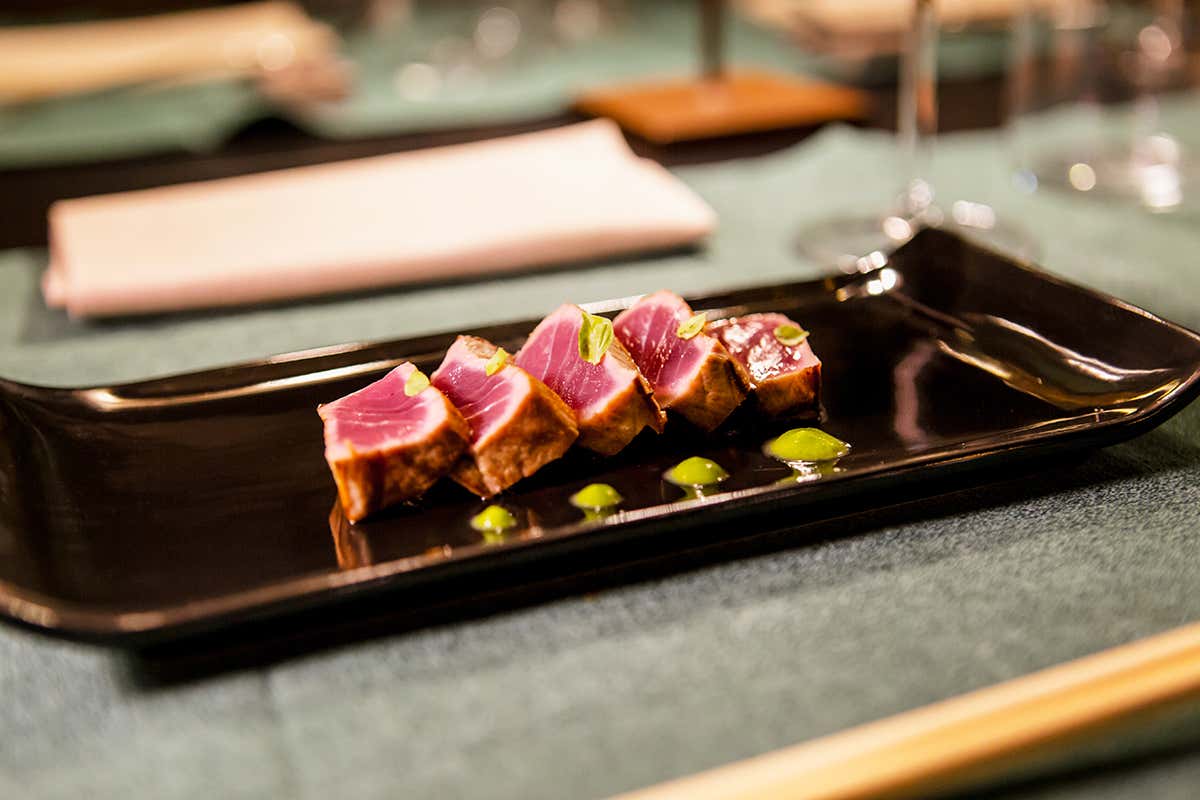 Tonno scottato al rosmarino Crudo Bar, più di un ristorante: una piccola “rada” sul mare