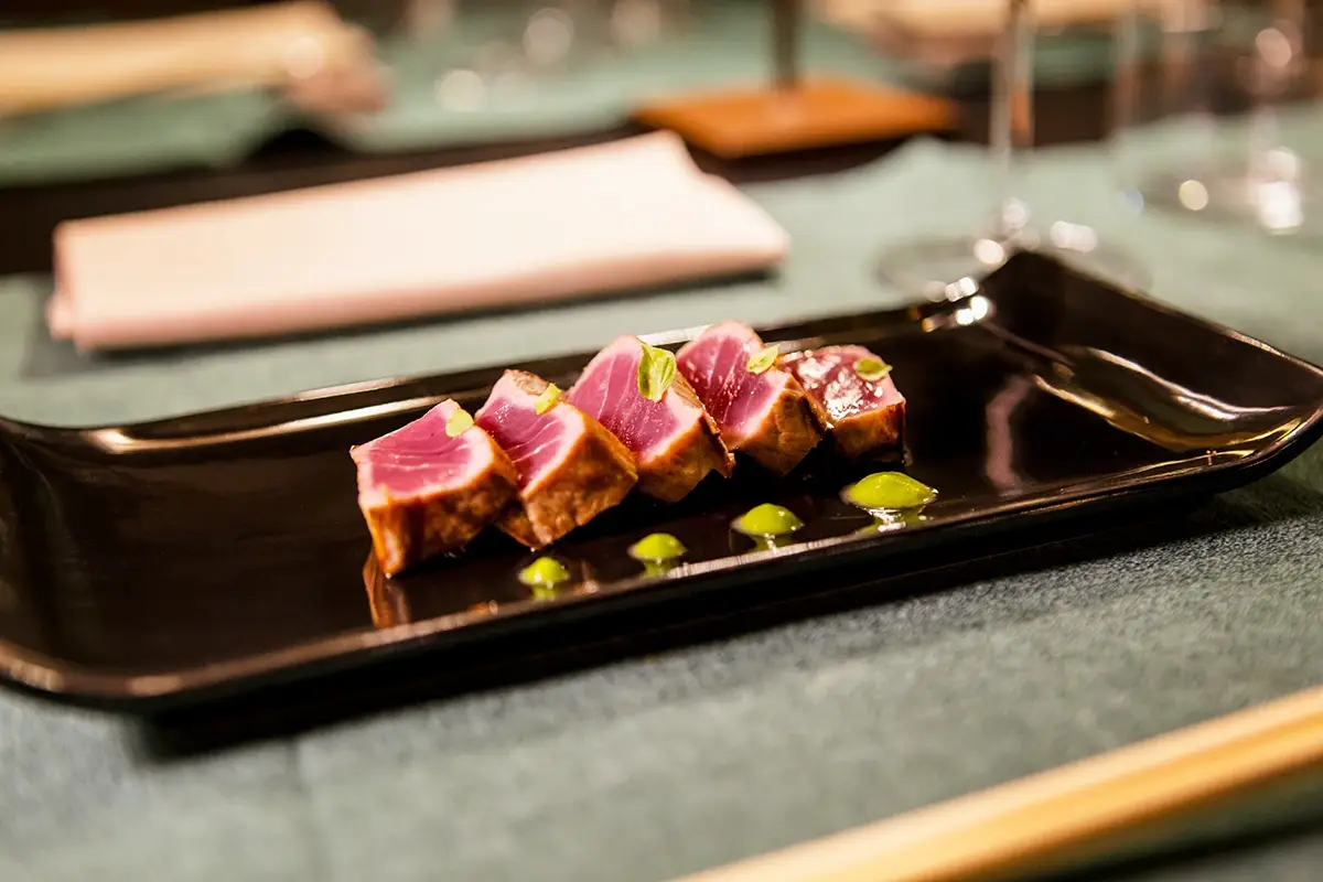 Tonno scottato al rosmarino Crudo Bar, più di un ristorante: una piccola “rada” sul mare