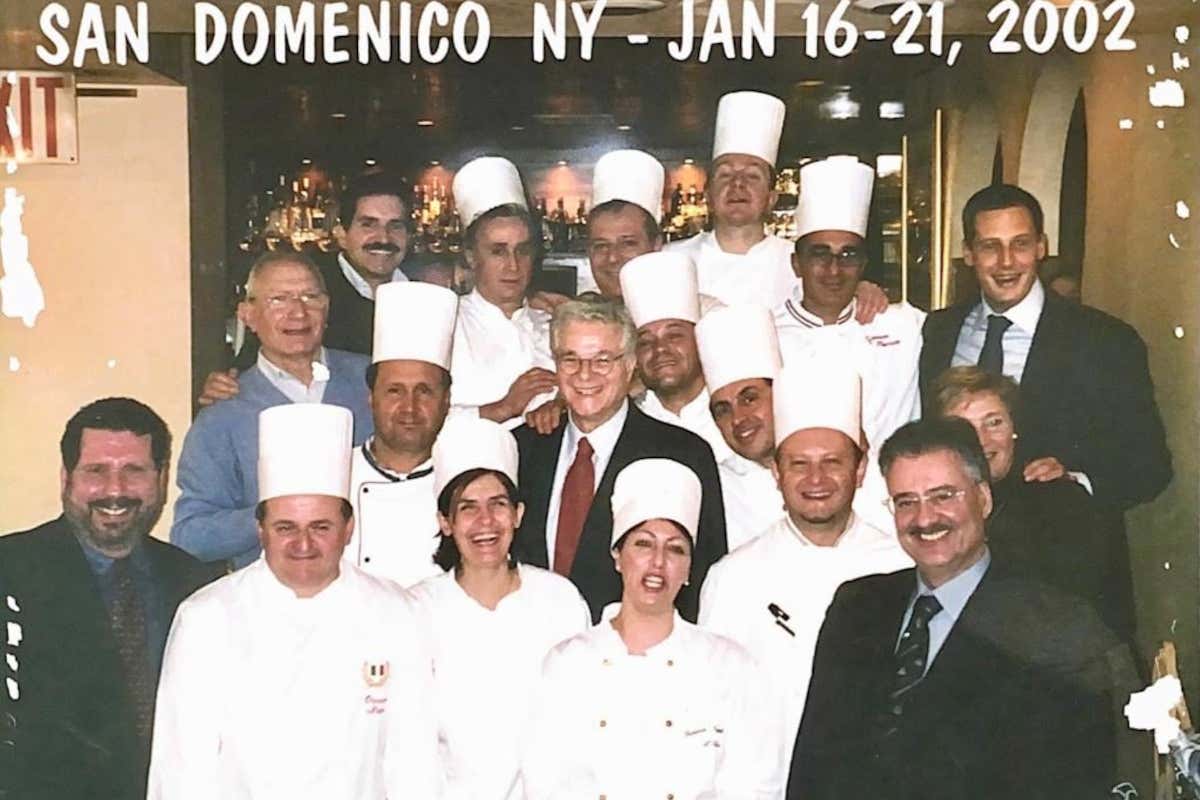 Tony May, al centro in uno scatto del 2002 insieme agli amici di Avpn &Egrave; morto Tony May, re della cucina italiana a New York