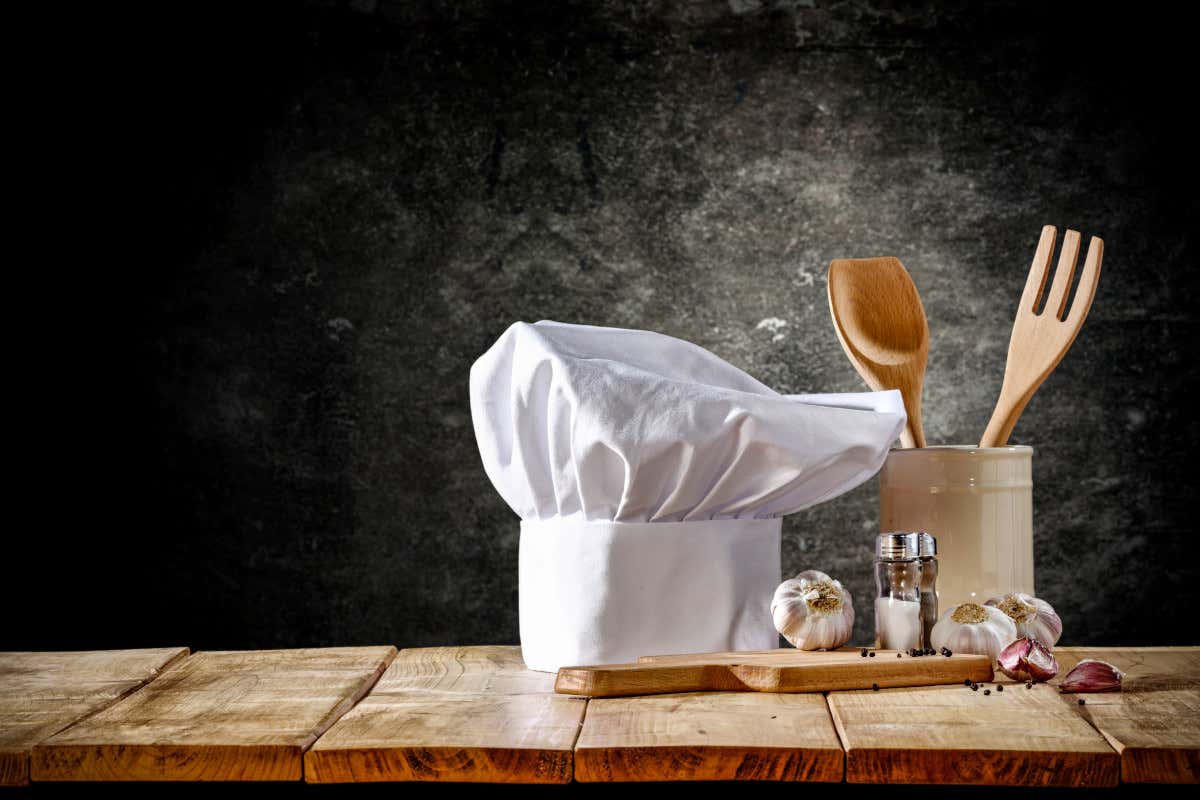 Professionale, sì, ma con gusto: l'uniforme da chef come specchio della cucina Professionale, sì, ma con gusto: l'uniforme da chef come specchio della cucina