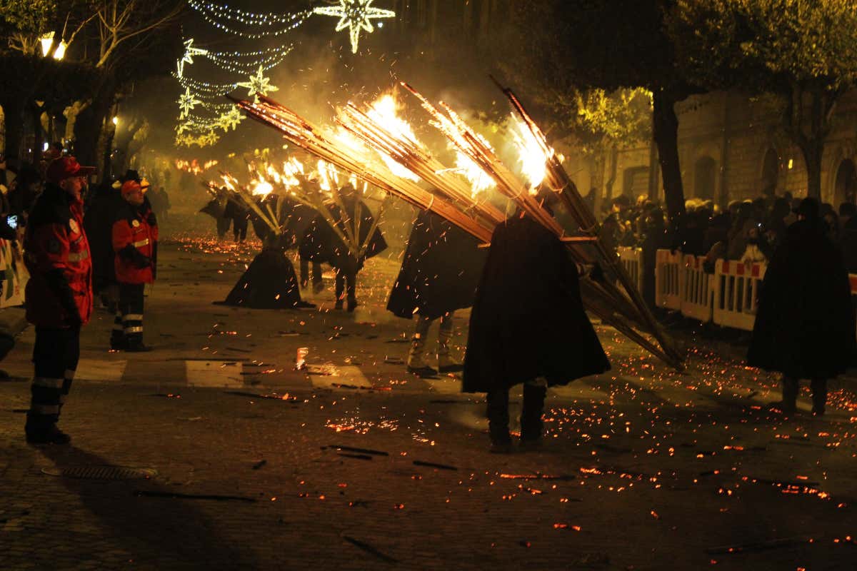 'Ndocciata, quando il borgo si illumina della luce delle fiamme