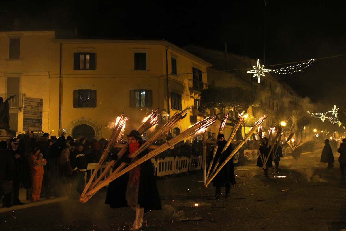 'Ndocciata, quando il borgo si illumina della luce delle fiamme