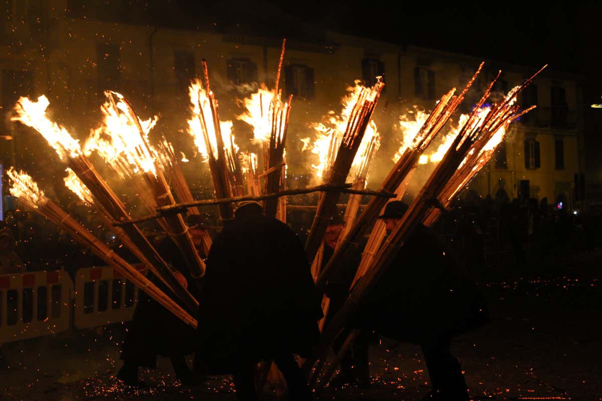 'Ndocciata, quando il borgo si illumina della luce delle fiamme