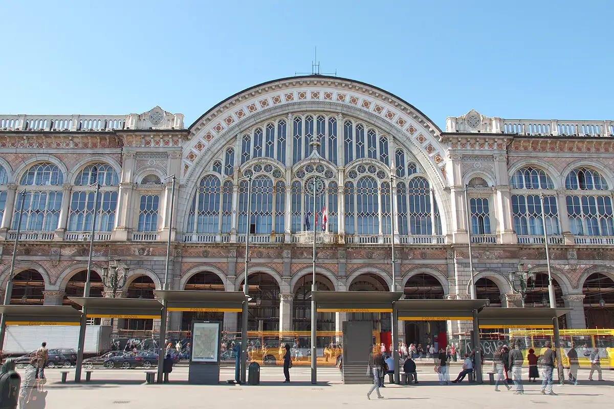 La stazione di Torino Porta Nuova Treni, green pass e proteste: la polizia ferma un manifestante a Torino