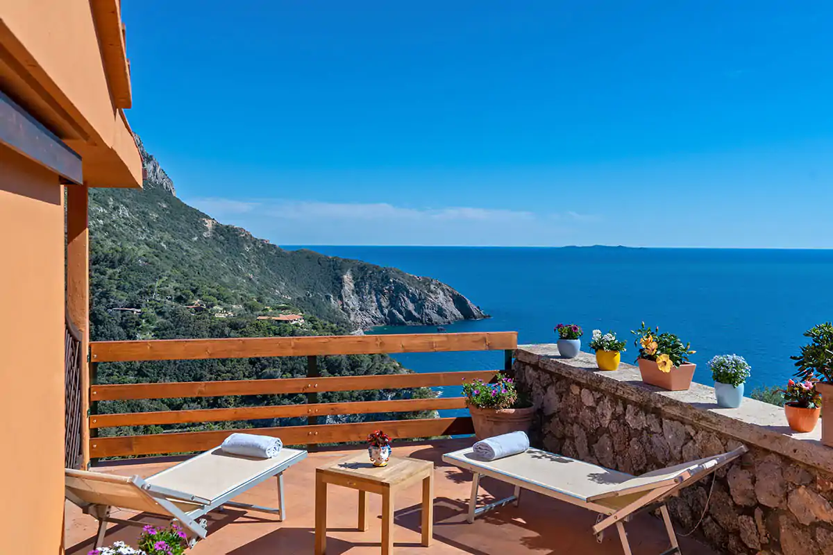 Il suono del mare e l'affaccio sulle isole di Giannutri e del Giglio Forest Bathing al Boutique Hotel Torre di Cala Piccola