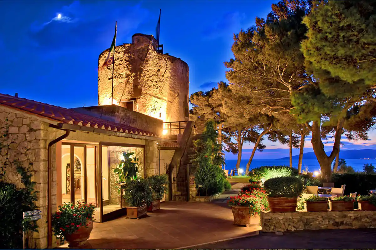 Un'avvolgente tranquillit&agrave; caratterizza ogni momento della giornata Forest Bathing al Boutique Hotel Torre di Cala Piccola