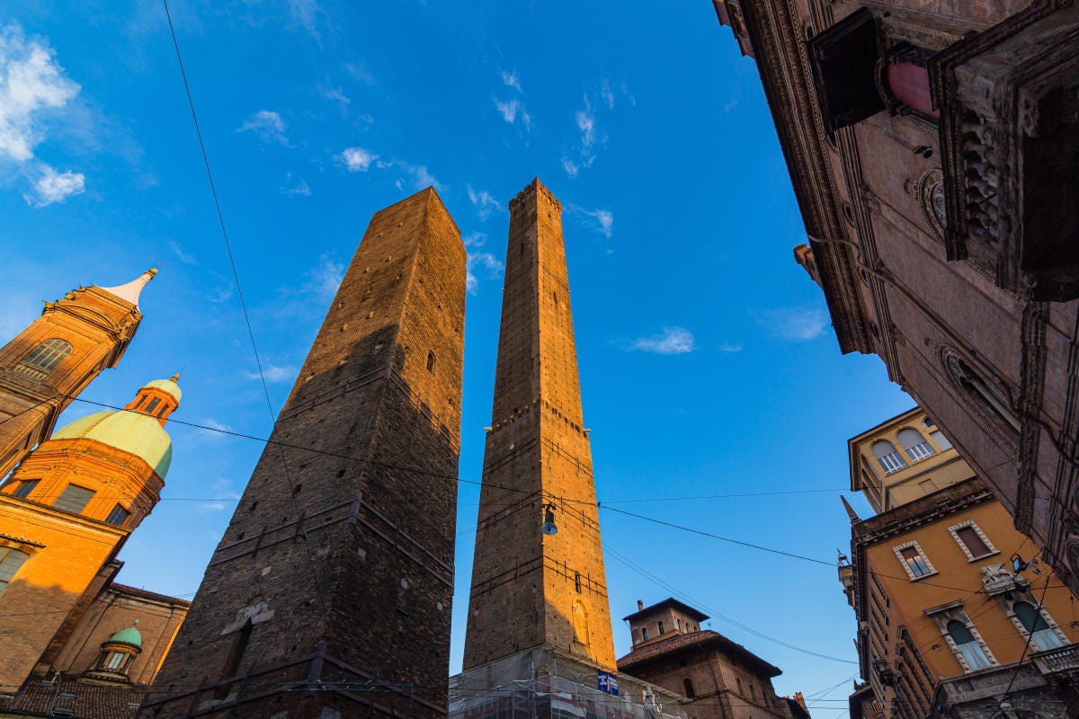 Le torri di Bologna svettano sui tetti del capoluogo emiliano Punti panoramici in Italia il più visitato è il Duomo di Milano che batte la torre di Pisa. La meno cara al mondo è in Sud Africa