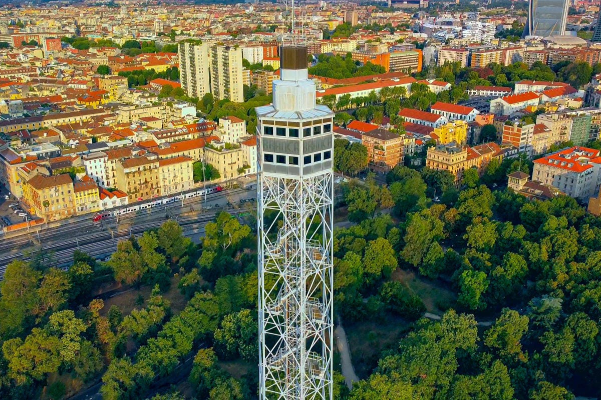 La Torre Branca di Milano Punti panoramici in Italia il più visitato è il Duomo di Milano che batte la torre di Pisa. La meno cara al mondo è in Sud Africa
