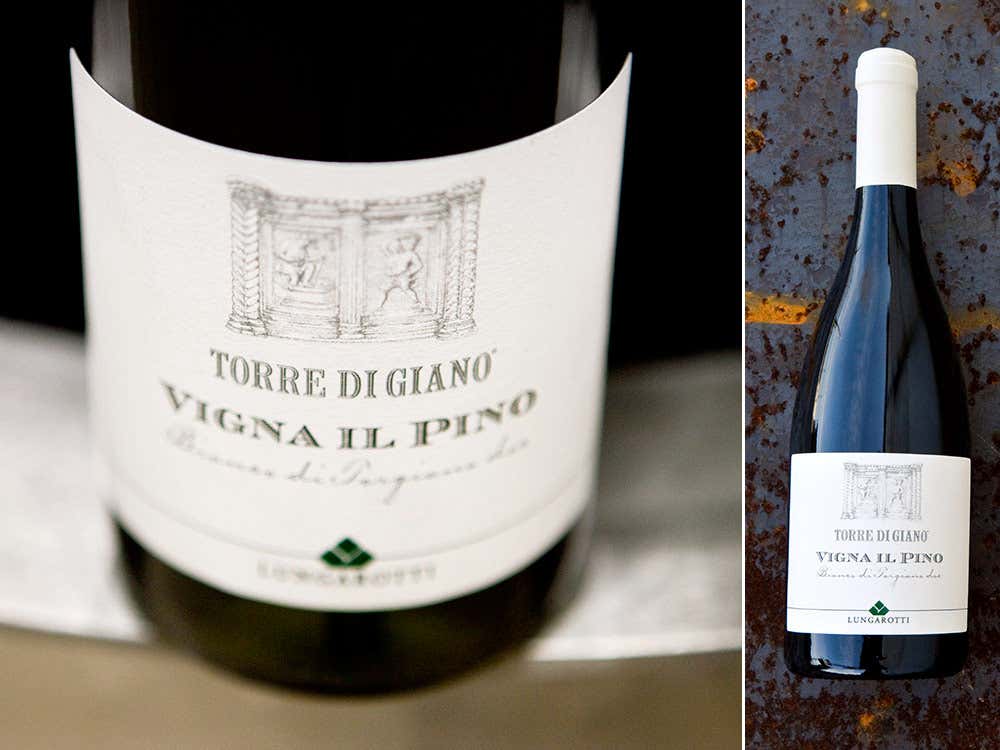 Il Bianco di Torgiano Vigna al Pino 2017, da uve Vermentino, Trebbiano e Grechetto, fermentato e maturato in barrique ha un manto paglierino splendente 