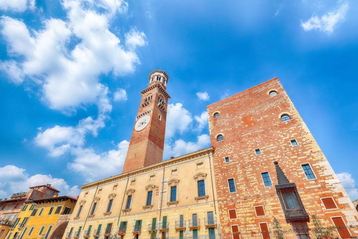 Torre dei Lamberti offre una vista unica su Verona Punti panoramici in Italia il più visitato è il Duomo di Milano che batte la torre di Pisa. La meno cara al mondo è in Sud Africa