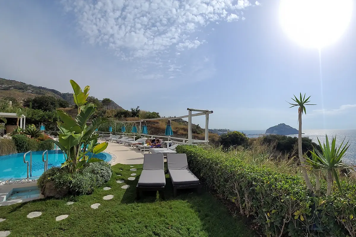L&rsquo;hotel residence Torre Sant&rsquo;Angelo dispone di un&rsquo;ampia e panoramica zona relax Hotel Torre Sant&rsquo;Angelo, terrazza sul mare di Ischia