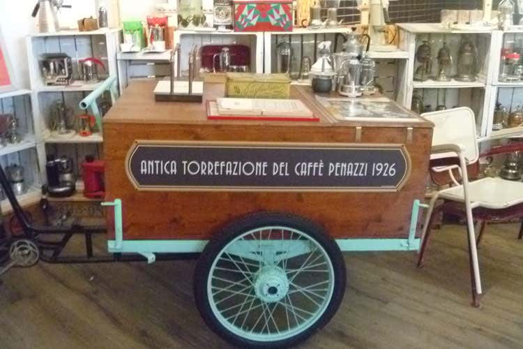 Lo storico triciclo che un tempo trasportava le miscele di caff&egrave; - Torrefazione Caff&egrave; Penazzi 1926 L&rsquo;arte di creare una miscela perfetta