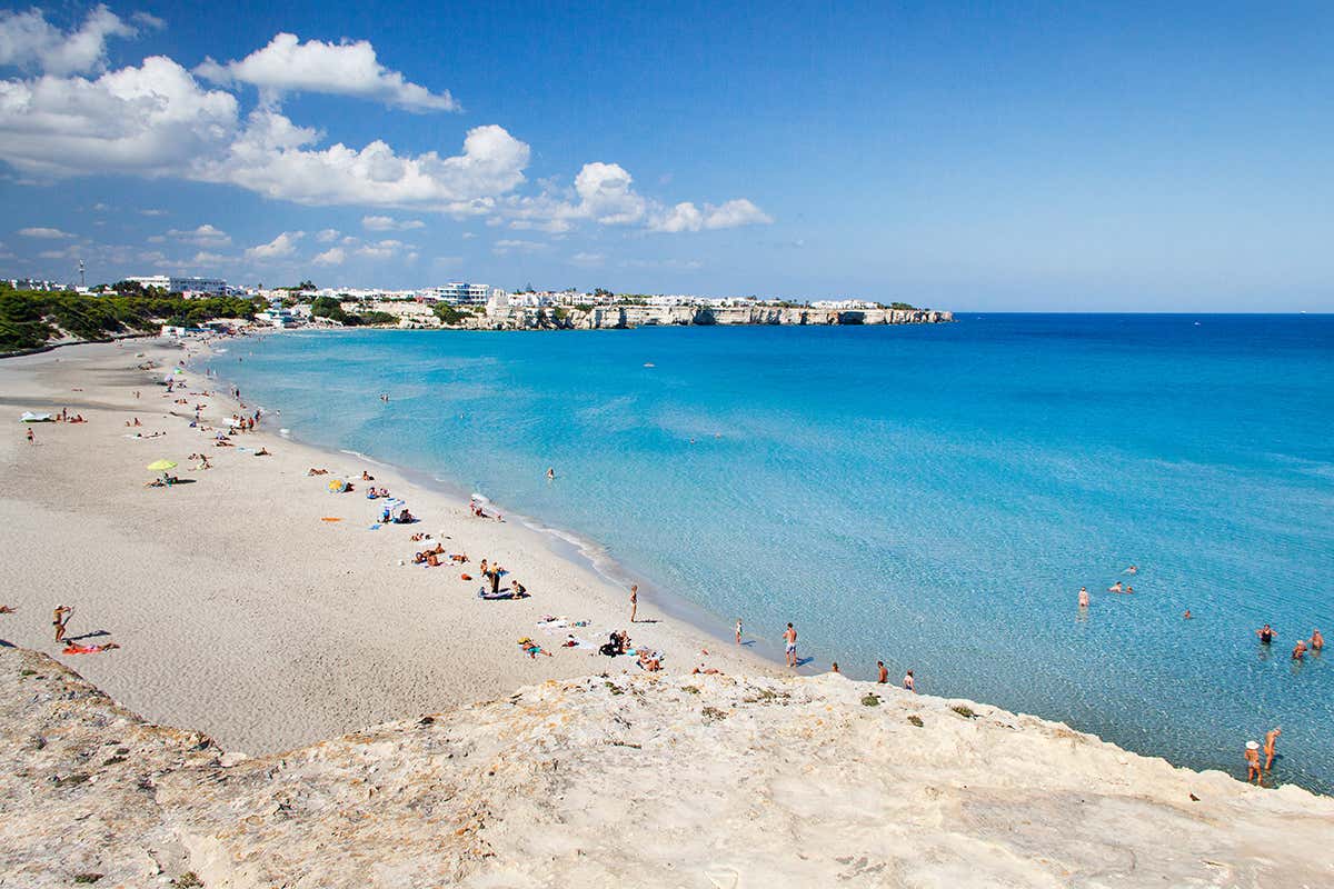 La spiaggia di Torre dell'Orso Salento, il Sud da vivere tra “lu sule, lu mare, lu jentu” La spiaggia di Torre dell'Orso Salento, il Sud da vivere tra “lu sule, lu mare, lu jentu”
