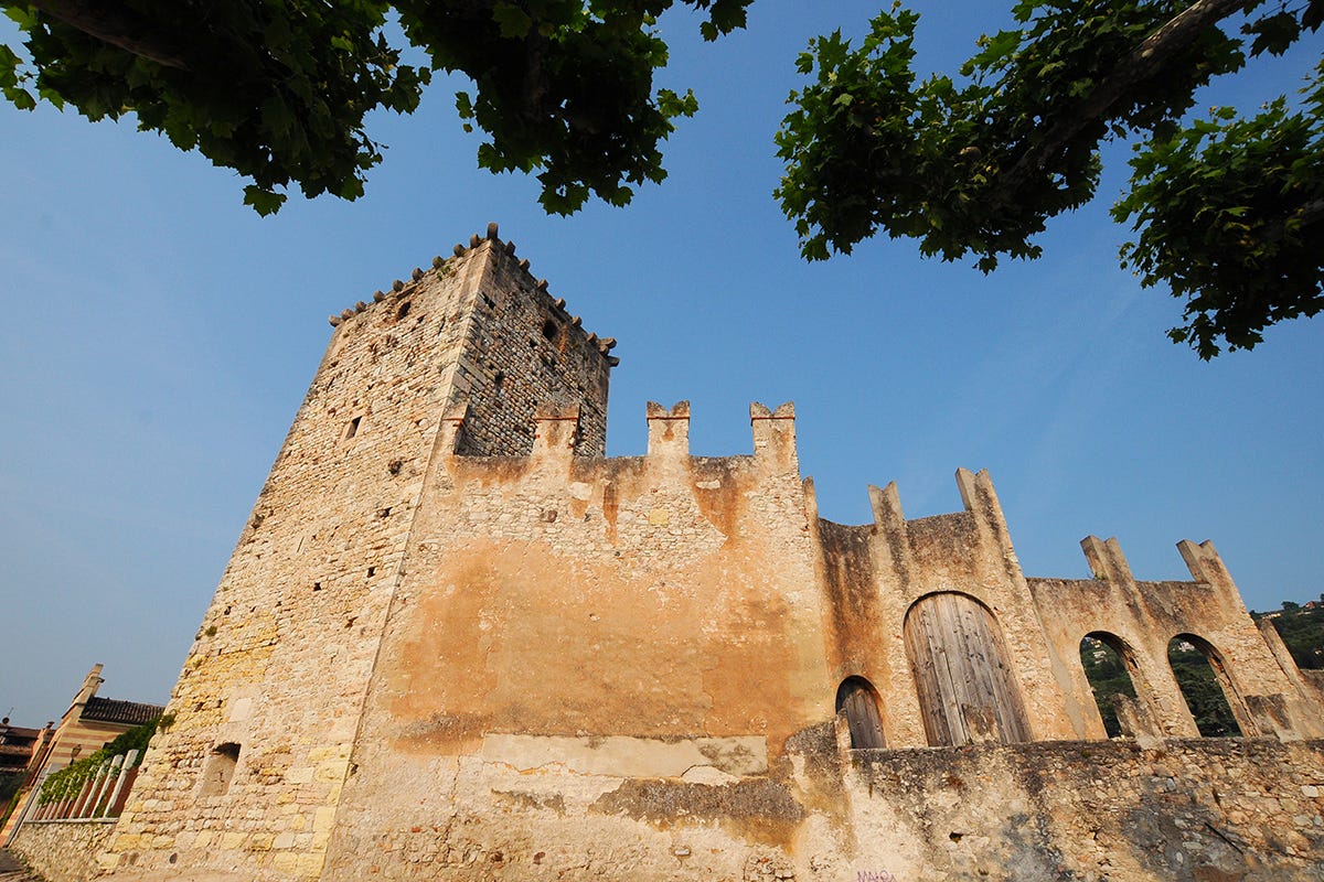 Castello di Torri del Benaco Alla scoperta del Grada veneto, tra leggende, cucina, cultura e sport tutto l’anno