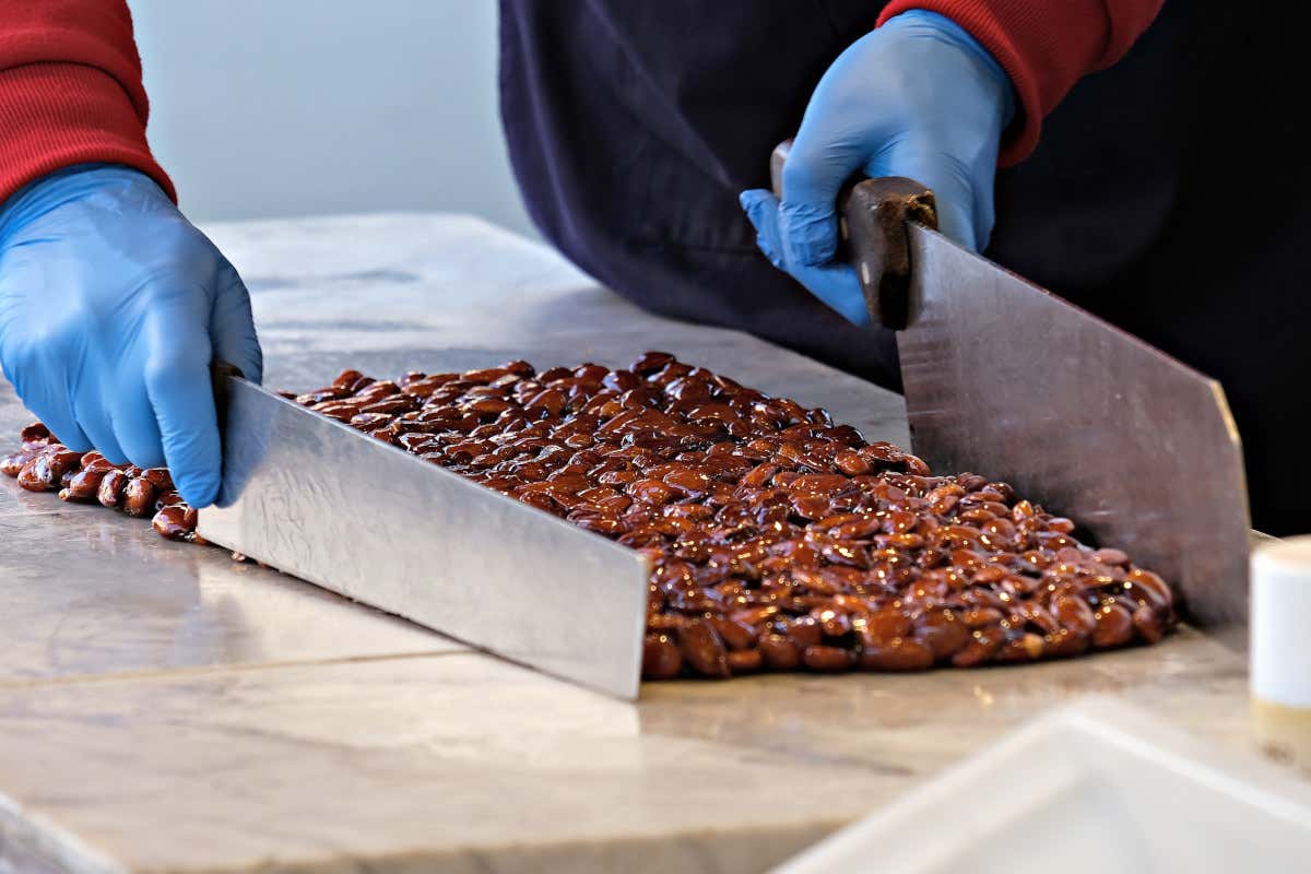 La preparazione del torrone